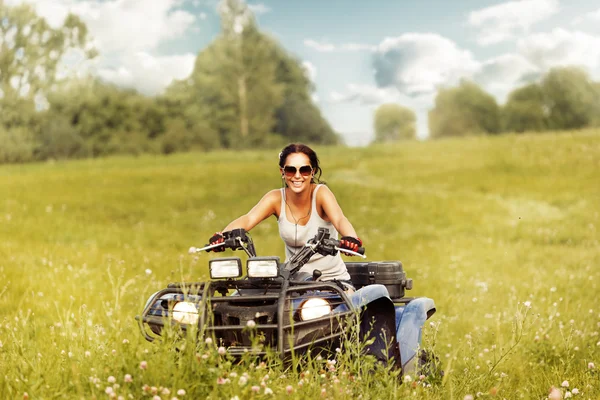 Elegante donna in sella al quadrociclo — Foto Stock