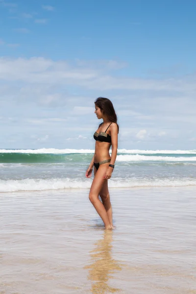 Junge hübsche Frau an einem Strand — Stockfoto