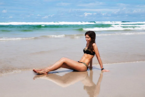 Jeune jolie femme sur une plage — Photo
