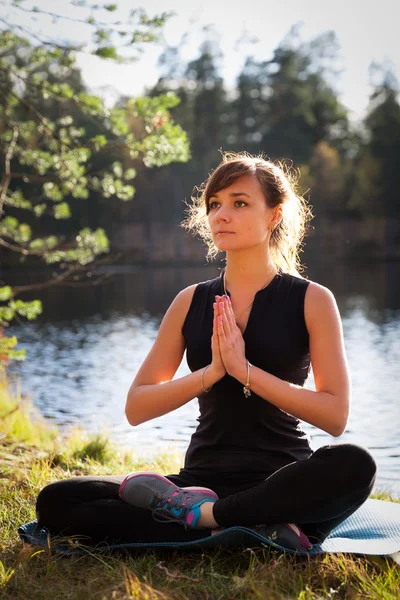 Hübsche Frau in namaskarasana Anrede Yoga-Pose — Stockfoto