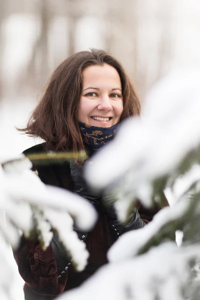 Winterfrauen haben Spaß im Freien — Stockfoto