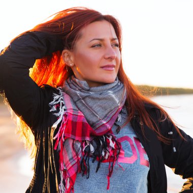 Kırmızılı kadın var eğlence göl maliyetini temel