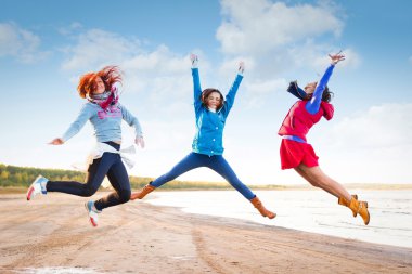 Kırmızılı kadın var eğlence göl maliyetini temel