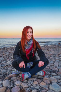 Kadın göl günbatımı ışıklarda maliyetteki