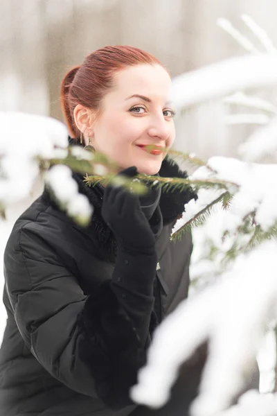 Zimní žena bavit venku — Stock fotografie