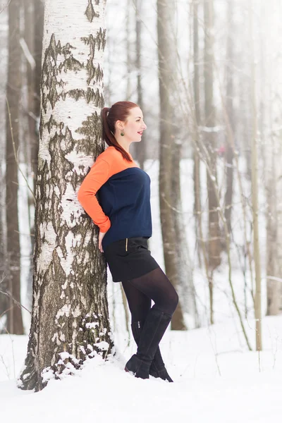 Winterfrauen haben Spaß im Freien — Stockfoto