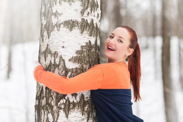 Zimní žena bavit venku — Stock fotografie