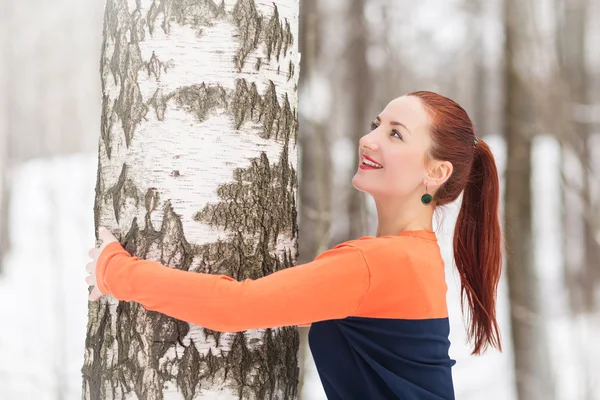 Winterfrauen haben Spaß im Freien — Stockfoto