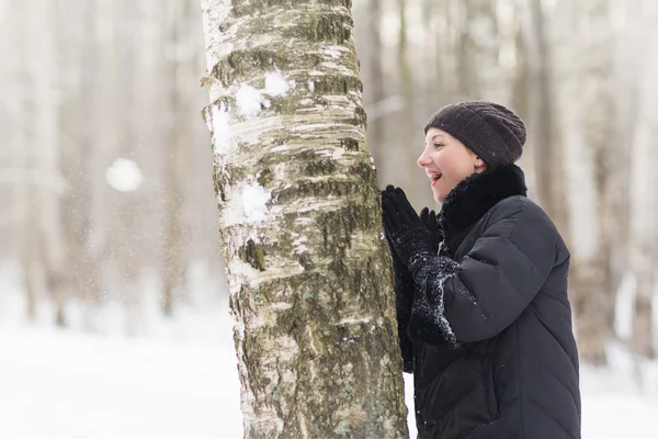 Winter vrouw veel plezier buitenshuis — Stockfoto