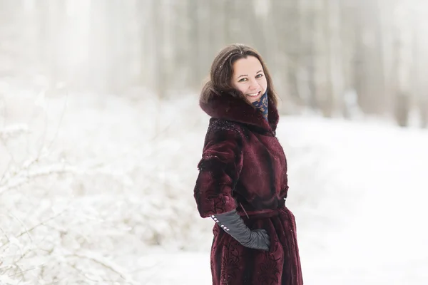 Winterfrauen haben Spaß im Freien — Stockfoto