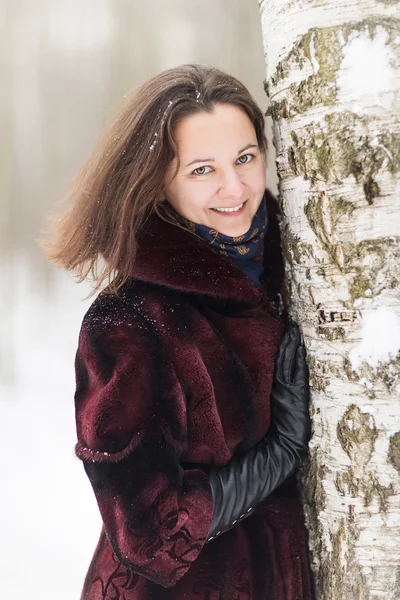 Зимняя женщина весело провести время на открытом воздухе — стоковое фото