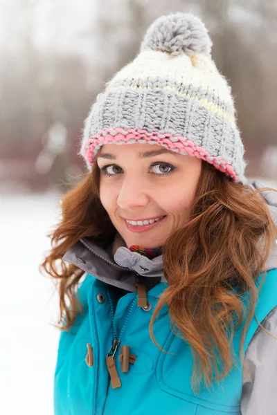 Winterfrauen haben Spaß im Freien — Stockfoto