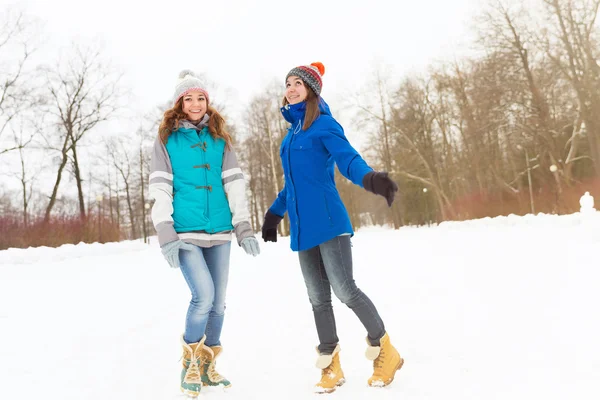 Winterfrauen haben Spaß im Freien — Stockfoto