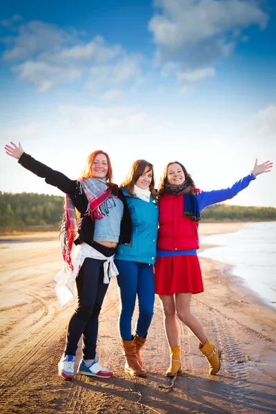 Vrouw in het rood veel plezier op de kosten van het meer — Stockfoto