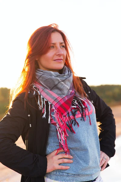 Woman in red have fun on the cost of the lake — Stock Photo, Image