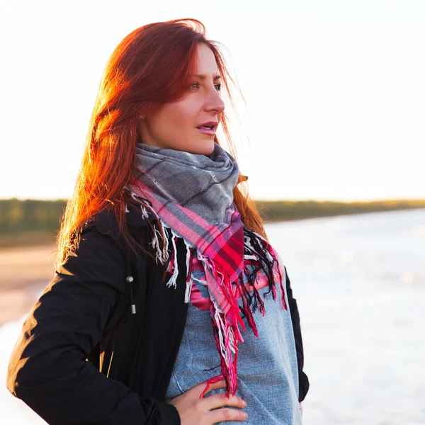 Woman in red have fun on the cost of the lake — Stock Photo, Image