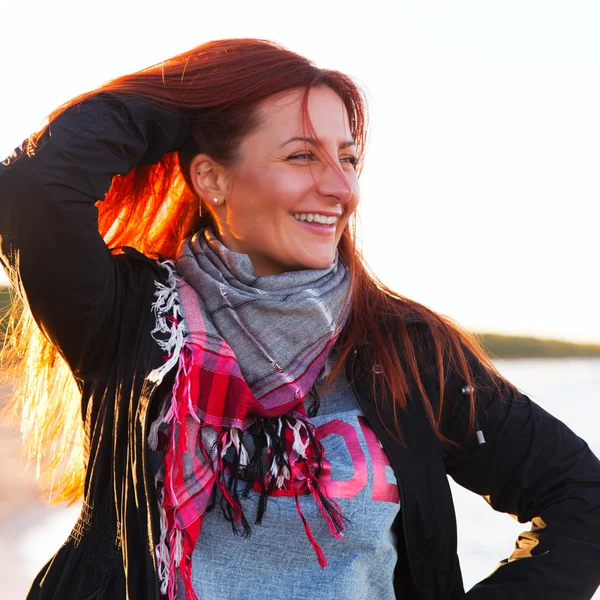 Mulher de vermelho divirta-se com o custo do lago — Fotografia de Stock