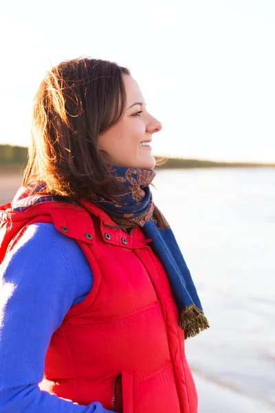Kvinna i röd ha kul på kostnaden för sjön — Stockfoto