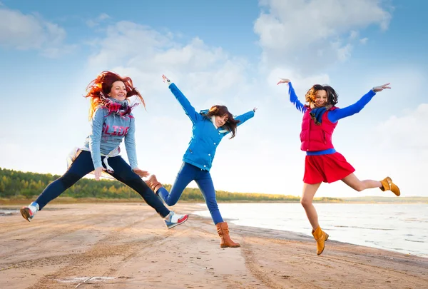 Vrouw in het rood veel plezier op de kosten van het meer — Stockfoto