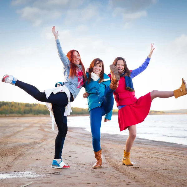 Vrouw in het rood veel plezier op de kosten van het meer — Stockfoto