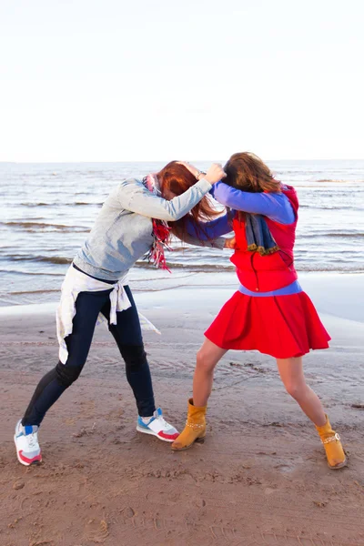 Kämpfende Frauen am See — Stockfoto