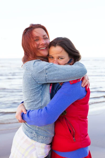 Vrouw in het rood veel plezier op de kosten van het meer — Stockfoto