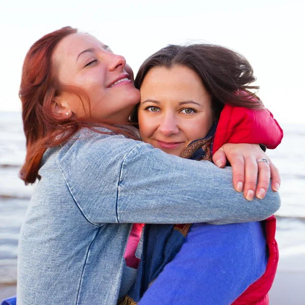 Donna in rosso divertirsi sul costo del lago — Foto Stock