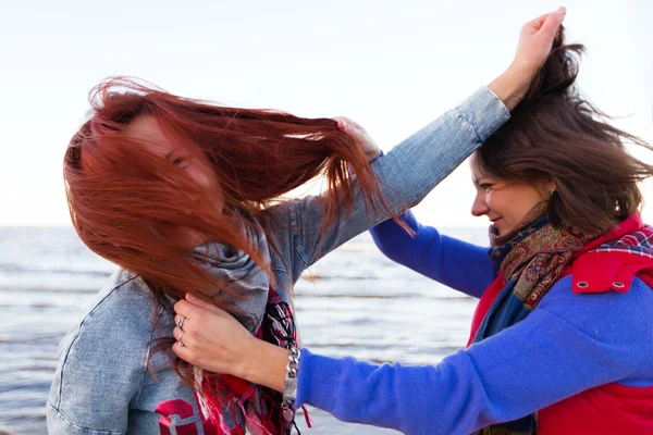 Bestrijding van vrouwen in de buurt van lake — Stockfoto