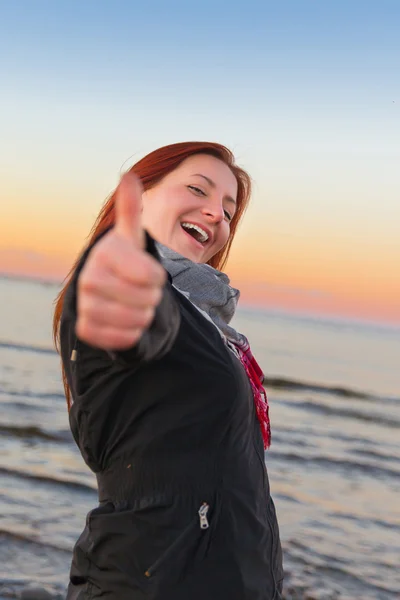 Frau auf Kosten des Sees bei Sonnenuntergang — Stockfoto