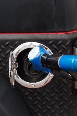 Benzin istasyonunda benzin satın yakın çekim