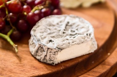 üzüm ile ahşap plaka üzerinde peynir