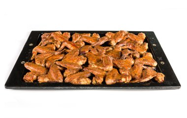 Taze tavuk kanatları.