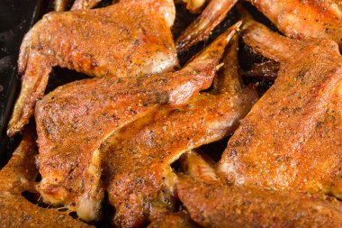 Taze tavuk kanatları.