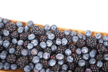 Taze yaban mersini ve blackberry
