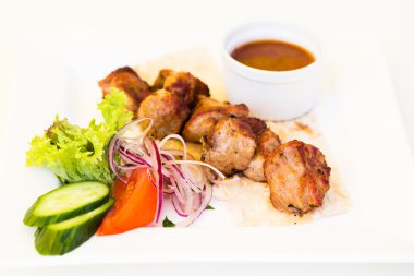 Domuz Barbekü Barbekü bir plaka üzerinde
