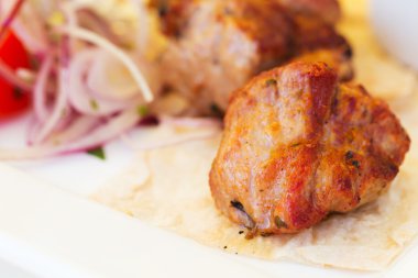Domuz Barbekü Barbekü bir plaka üzerinde
