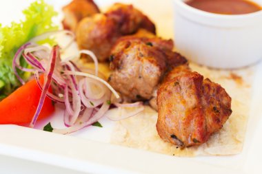 Domuz Barbekü Barbekü bir plaka üzerinde