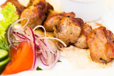 Domuz Barbekü Barbekü bir plaka üzerinde