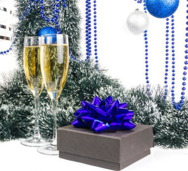 Hediye ile mavi Noel kadehler