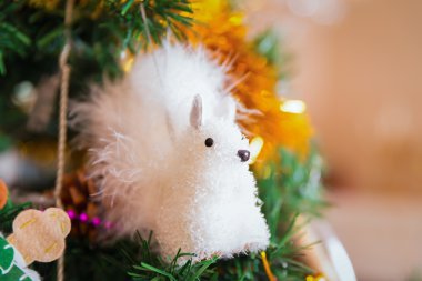 Sincap Noel oyuncak bir ağaç üzerinde