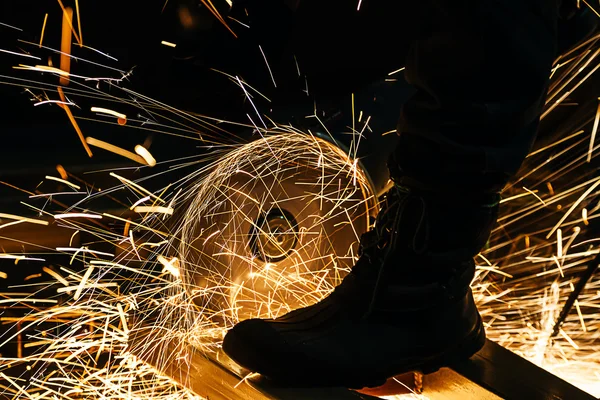 Sharpening and cutting of iron by abrasive disk machine — Stock Photo, Image