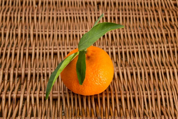 Tangerine vers fruit met bladeren — Stockfoto