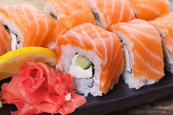 Involtini di sushi al salmone — Foto Stock
