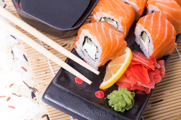 Rolos de sushi de salmão — Fotografia de Stock