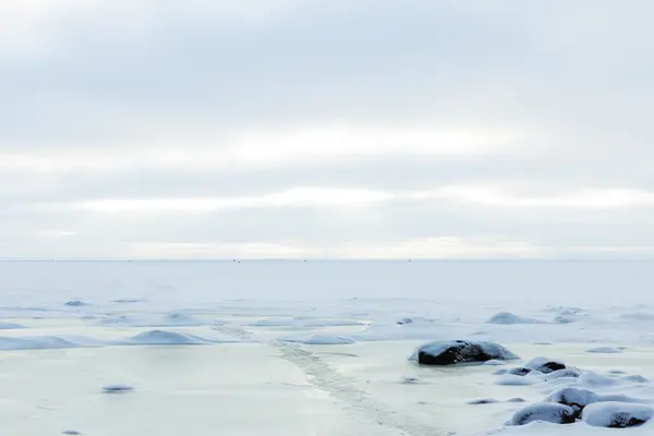 Gefrorene eisige Küste der Bucht — Stockfoto