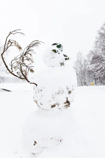 Bonhomme de neige avec seau sur la tête — Photo
