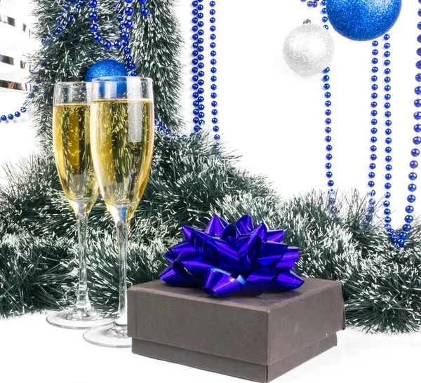 Blue Christmas goblets with present — Stock Photo, Image