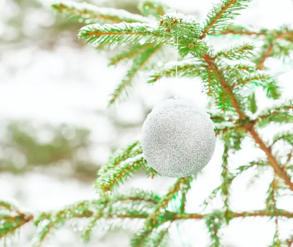 Julgranskulor utomhus — Stockfoto