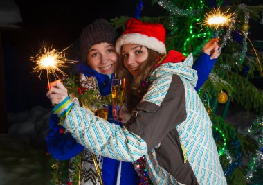 Noel şampanya açık havada iki kızla