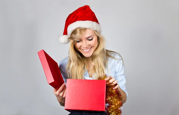 Mujer bonita joven con regalo de Navidad —  Fotos de Stock